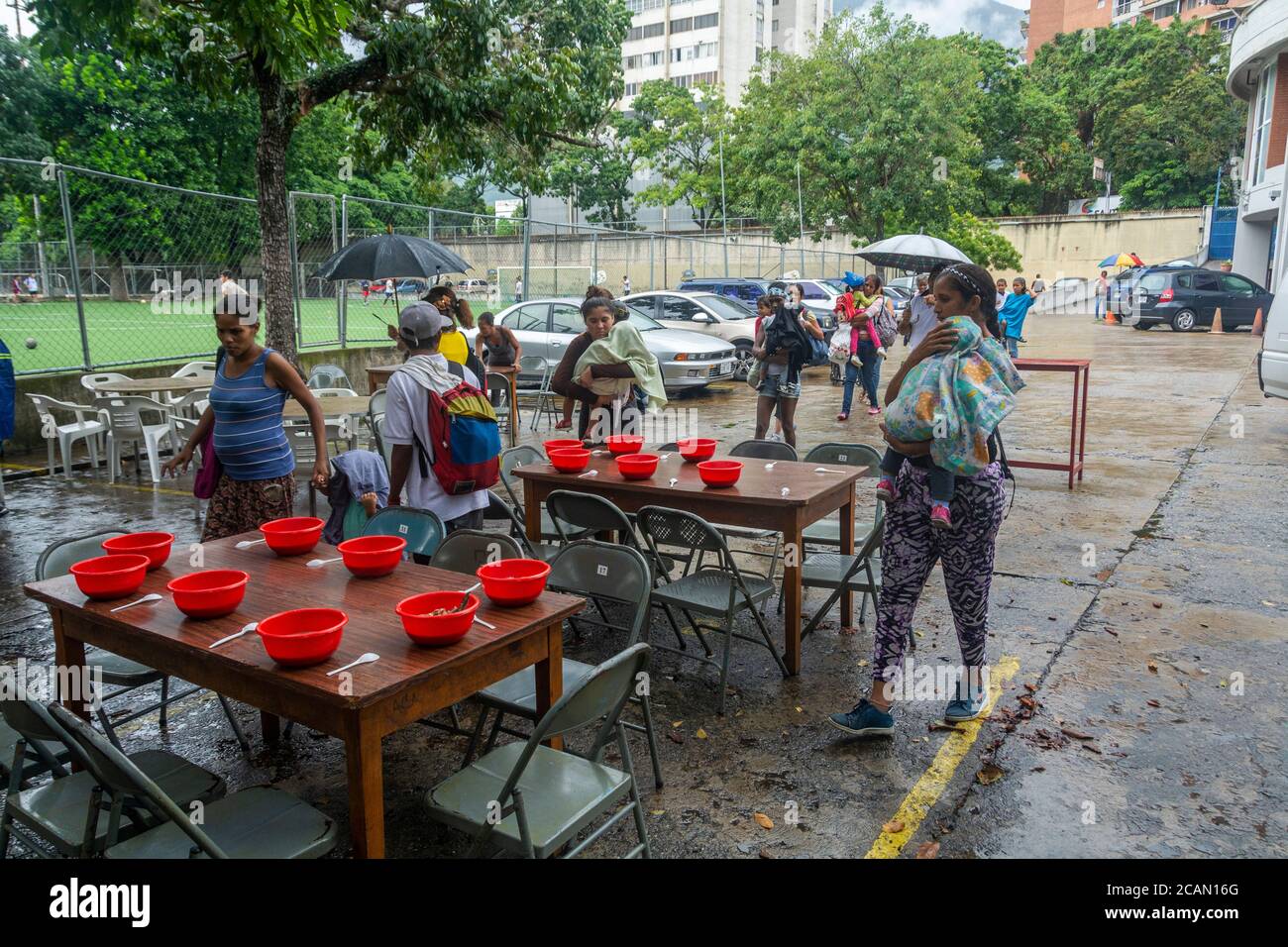 Nella Parrocchia Maria Auxiliadora di Boleita, Caracas, Venezuela, attraverso il programma 'Pot di solidarietà' ogni venerdì, una media di 300 persone sono attente Foto Stock