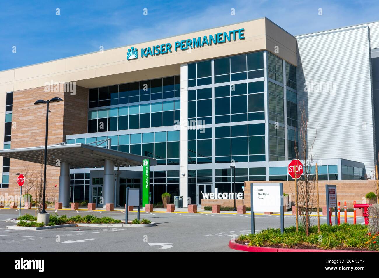 Ingresso ed esterno dell'ufficio Kaiser permanente Skyport Medical. Kaiser permanente è un consorzio americano integrato di assistenza gestita - San Jose, Califo Foto Stock