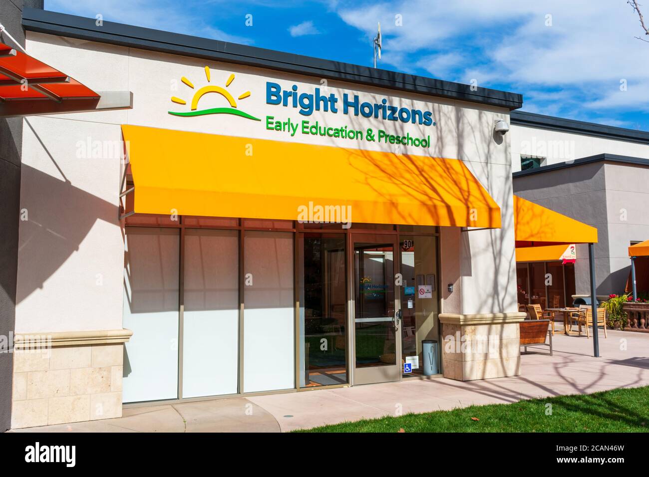 I luminosi Horizons firmano sulla formazione precoce e sulla costruzione prescolare. Bright Horizons è fornitore di assistenza all'infanzia ed è il più grande fornitore di datore di lavoro-sponsor Foto Stock