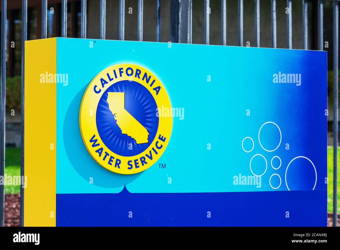 Cartello California Water Service presso la sede centrale. CAL Water è una società di servizi di acqua quotata in borsa - San Jose, California, Stati Uniti d'America - 2020 Foto Stock