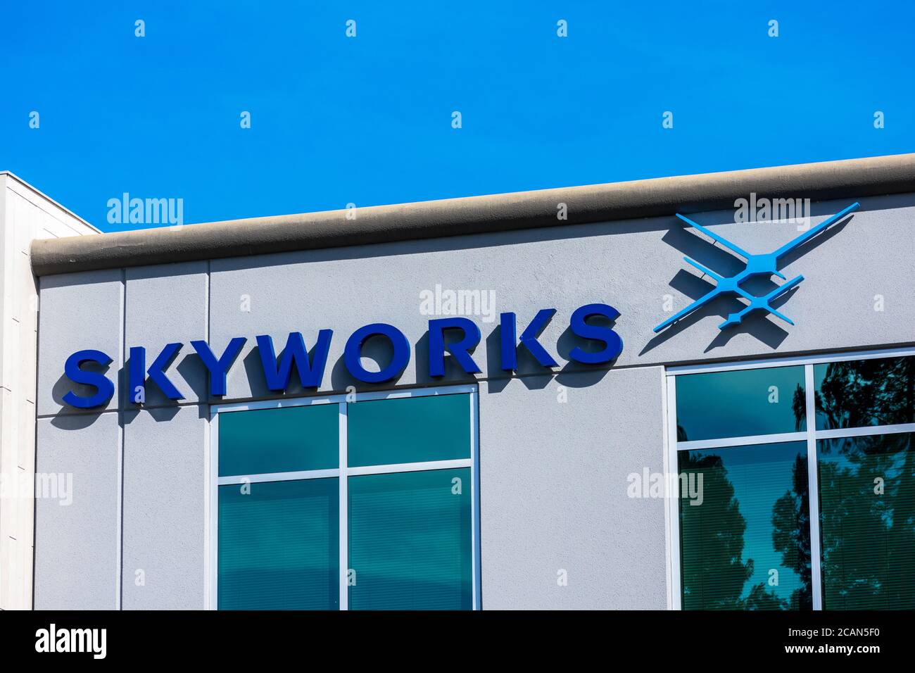 La firma e il logo Skyworks sulla sede Silicon Valley di Skyworks Solutions, Inc. È una società americana produttrice di semiconduttori - San Jose, California, USA - 2019 Foto Stock
