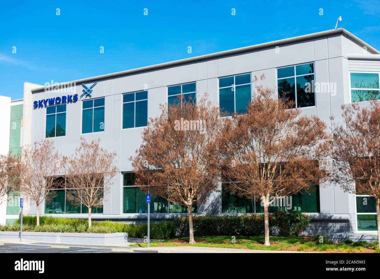 Ufficio Skyworks Solutions situato nel cuore della Silicon Valley. Skyworks Solutions, Inc. È una società americana produttrice di semiconduttori - San Jose, California Foto Stock
