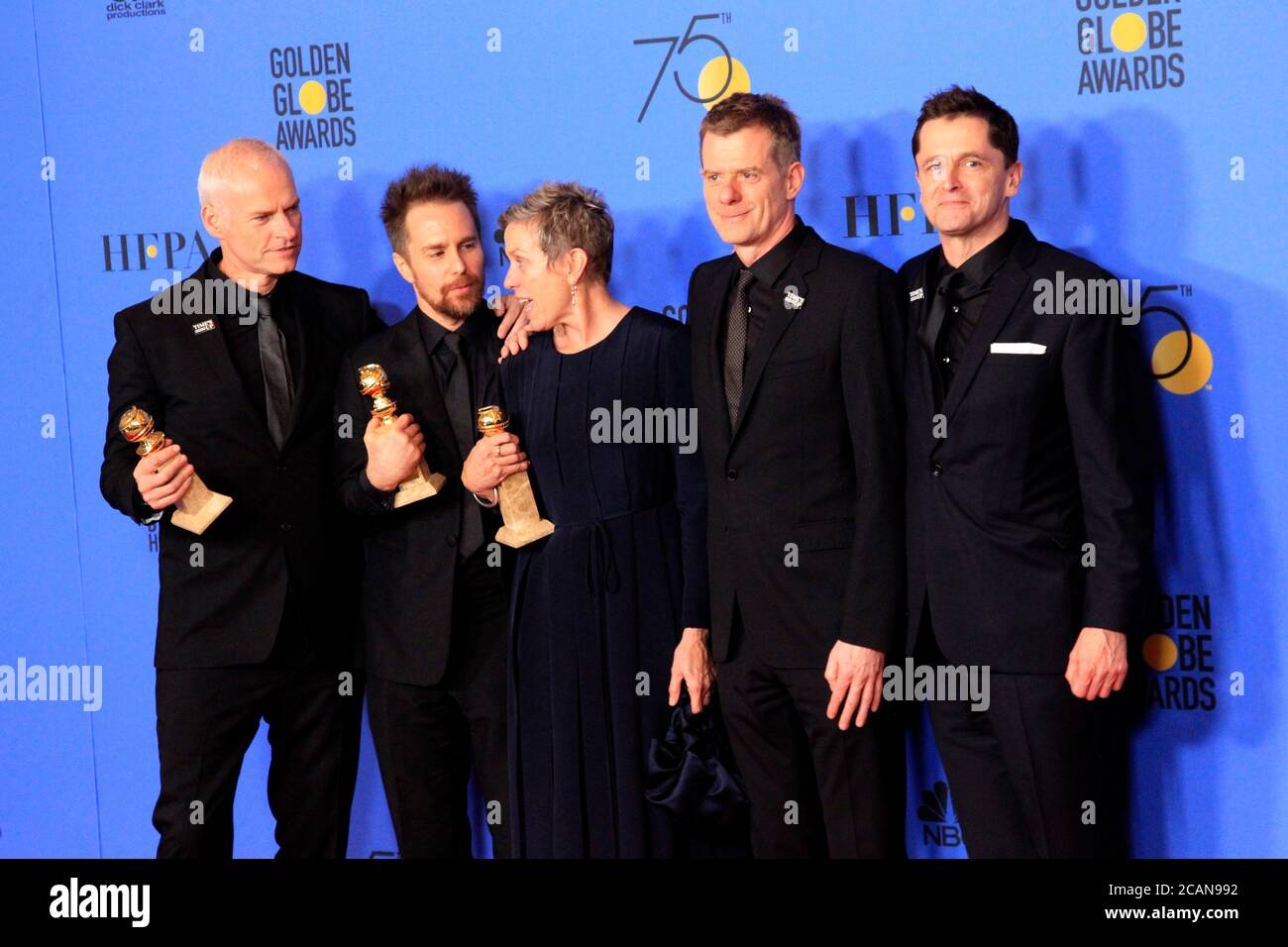 LOS ANGELES - 7 GENNAIO: Martin McDonagh, Sam Rockwell, Frances McDormand, Graham Broadbent, Peter Czernin alla 75° Sala Stampa Golden Globes all'Hotel Beverly Hilton il 7 gennaio 2018 a Beverly Hills, California Foto Stock