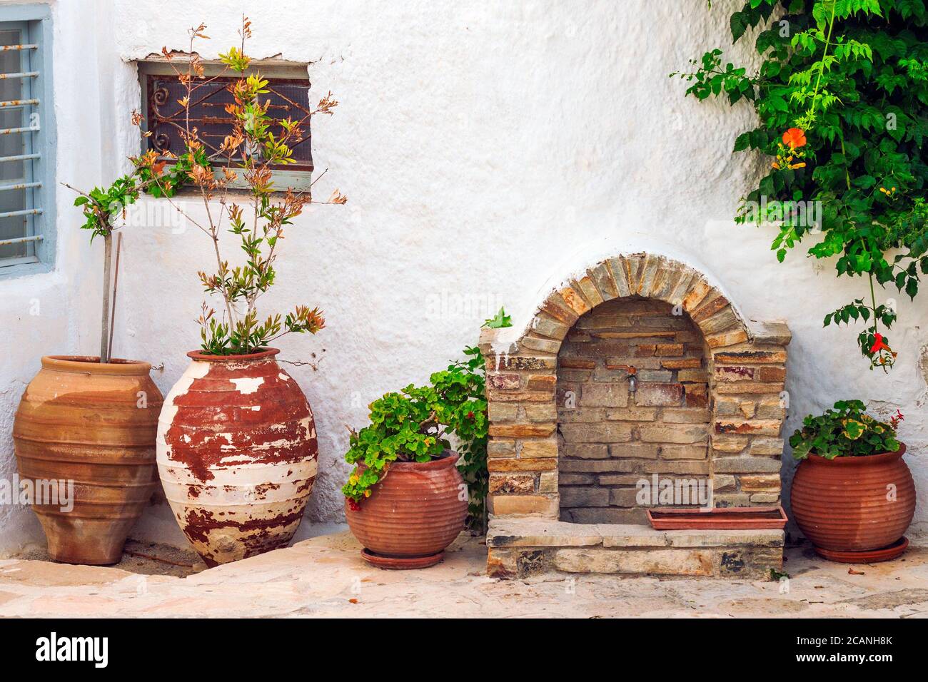 Tradizionale rubinetti di strada e decorazioni nel centro storico di Naxos, Grecia Foto Stock
