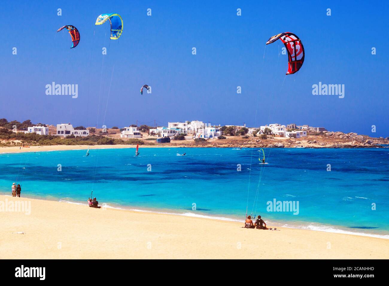 22.06.2016 - Parapendio e turisti sulla spiaggia di Mikri Vigla sull'isola di Naxos, Grecia Foto Stock