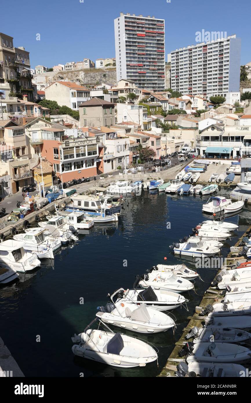 Il tipico porto di pesca di Vallon des Auffes a Marsiglia, in Francia, è una visita obbligatoria per i turisti Foto Stock