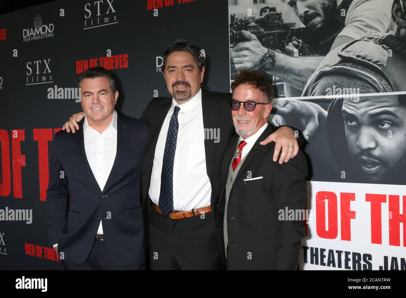 LOS ANGELES - GEN 17: Tucker Tooley, Christian Gudegast, Mark Canton alla prima del 'Den of Thieves' ai teatri Regal LA Live il 17 gennaio 2018 a Los Angeles, California Foto Stock