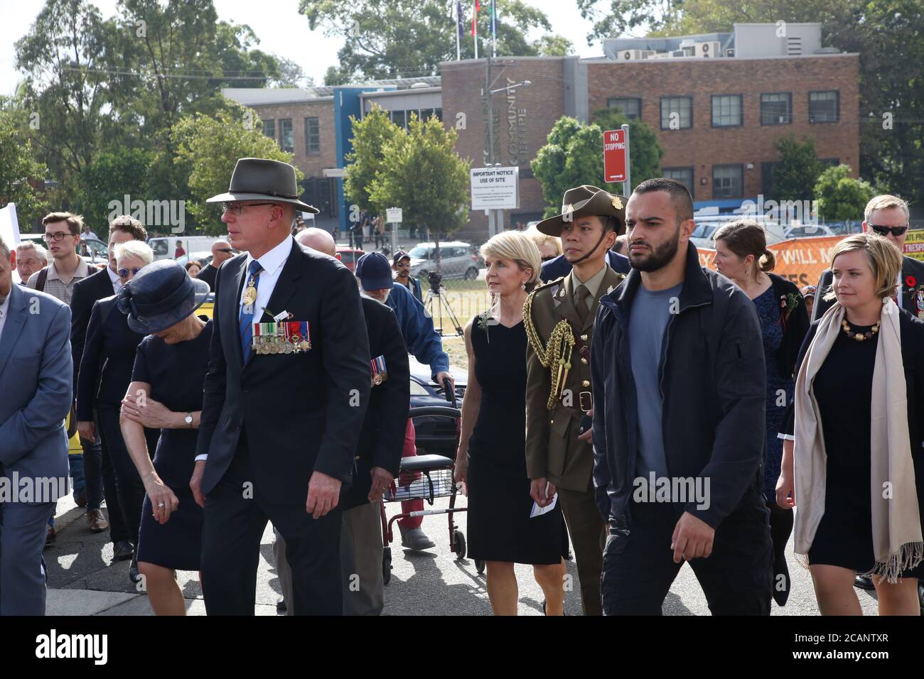 Il governatore del NSW, il generale in pensione David John Hurley, AC, DSC e Julie Bishop MP, vice leader del Partito Liberale partecipano al giorno ANZAC colorato D Foto Stock