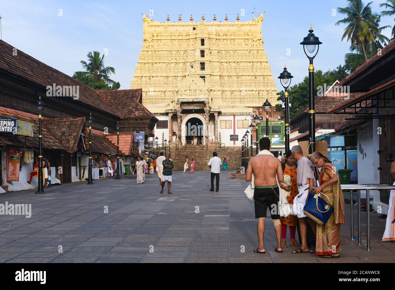 Kerala, India. 07 settembre 2019. SREE Padmanabhaswamy Tempio di Trivandrum o Thiruvananthapuram nella luce del giorno, la gente indù che sta andando adorare o pregare. Foto Stock