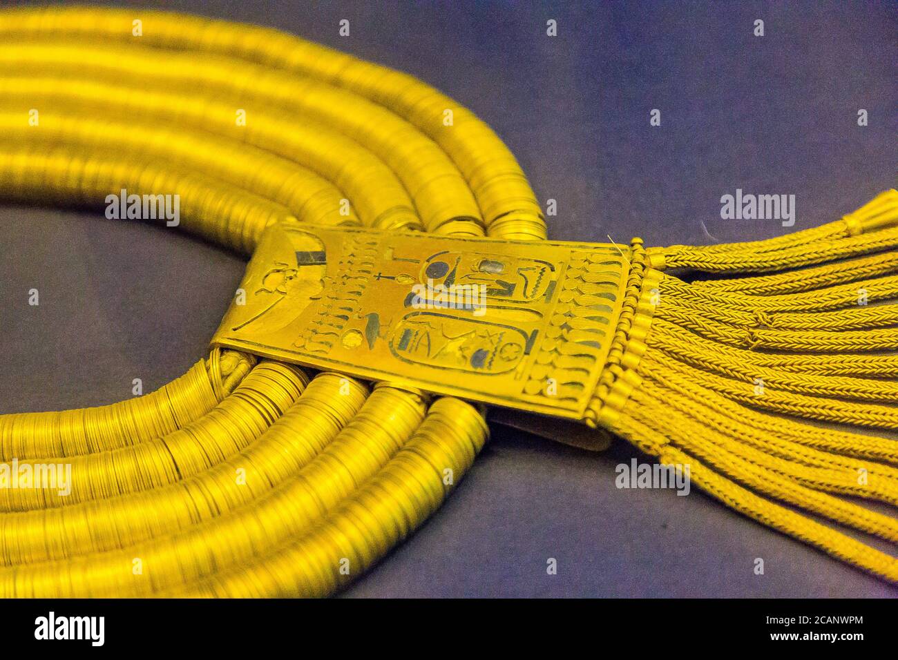 Egitto, Cairo, Museo Egizio, gioielli trovati nella necropoli reale di Tanis, sepoltura di Psuscennes i: Collare di Shebiu, con i ritocchi del re. Foto Stock