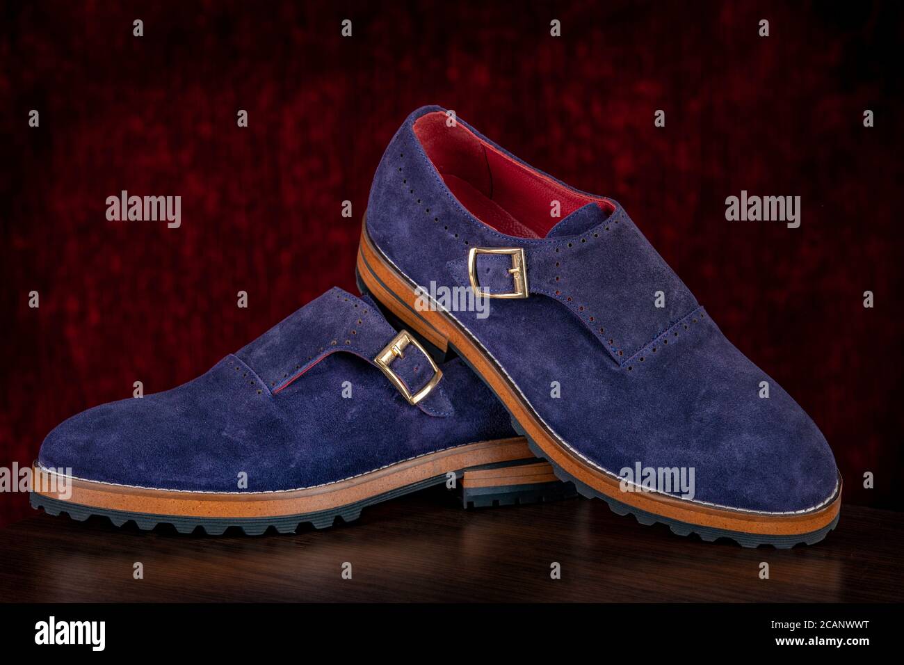 Loscarsi blu in pelle da uomo su sfondo rosso. Scarpe eleganti da uomo Foto Stock