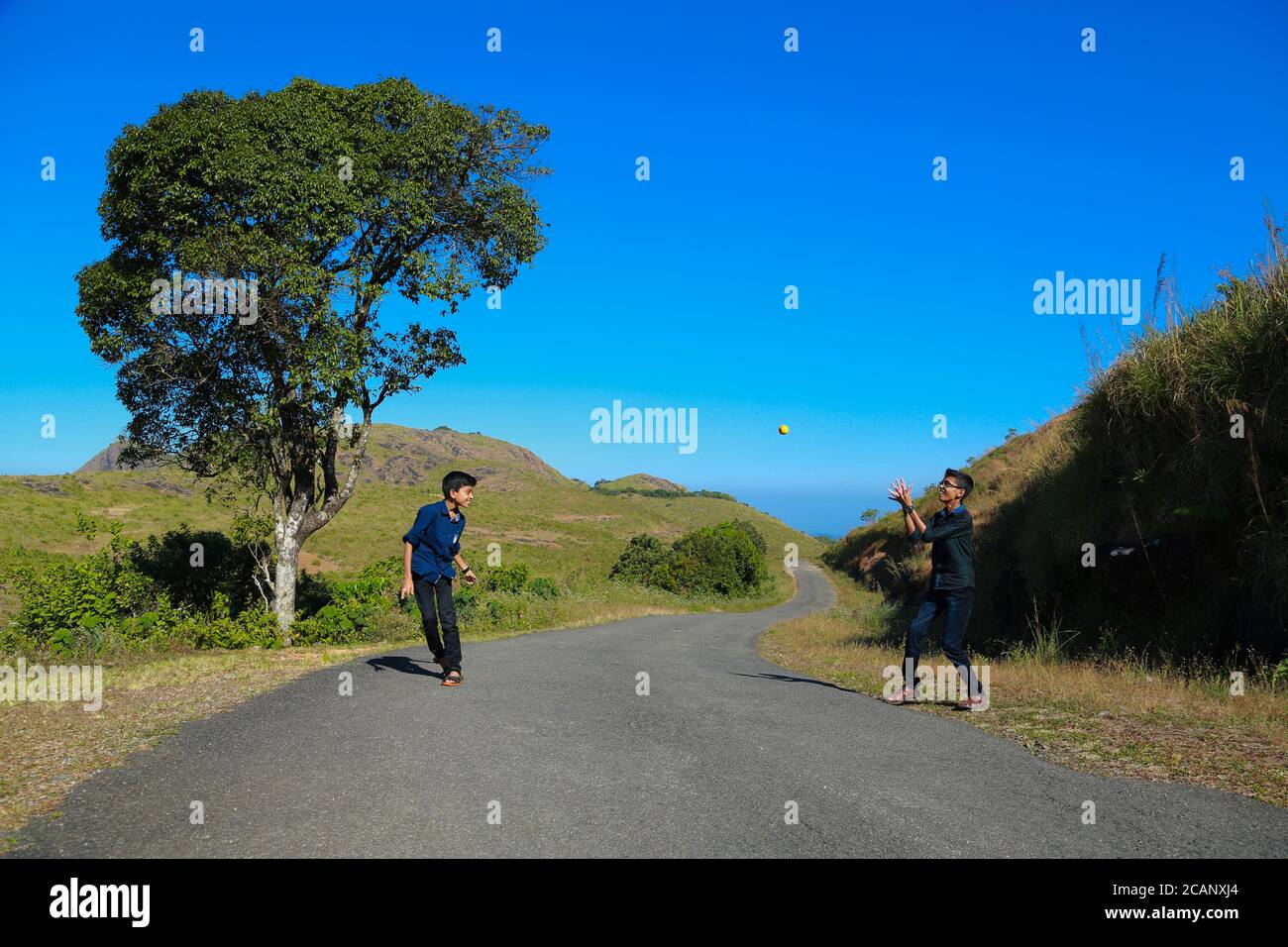 due ragazzi che giocano in un'ampia area di vagamon Foto Stock