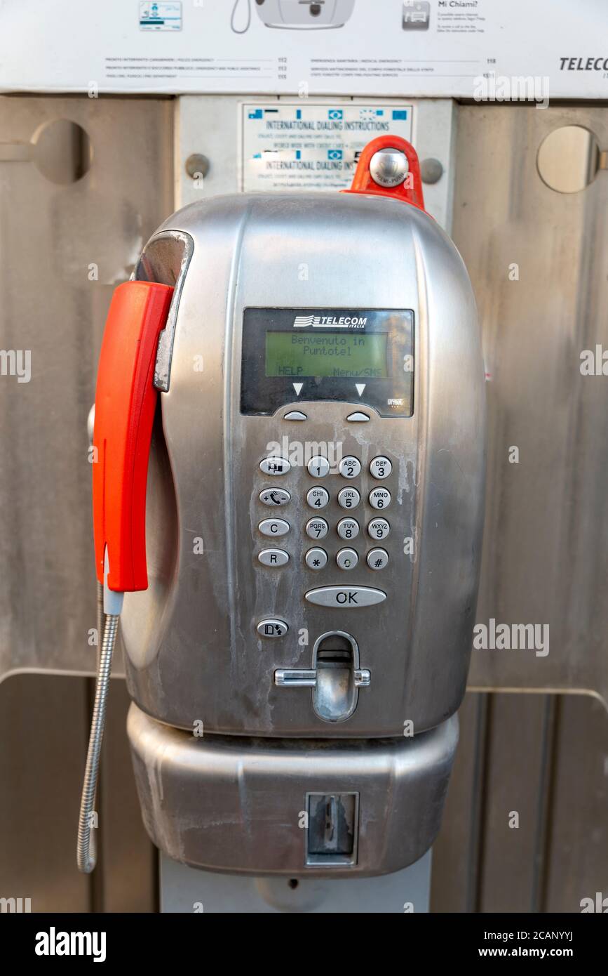 terni, italia agosto 08 2020:cabina telefonica pubblica su piedistallo in città Foto Stock