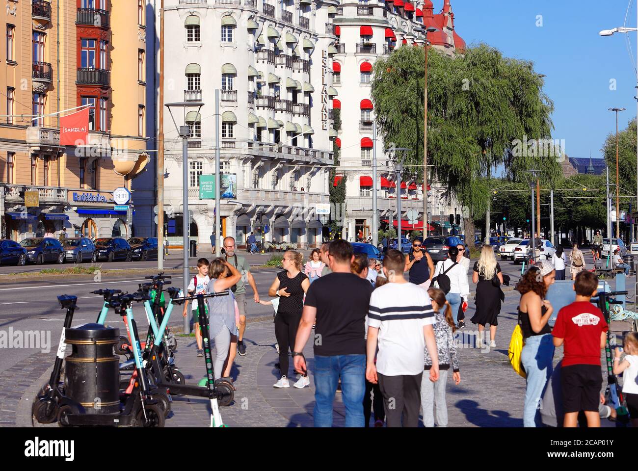 Stoccolma, Svezia - Luglio 31. 2020: Vista dalla piazza Nybroplan e le persone con Strandvagen strada e gli edifici in background. Foto Stock