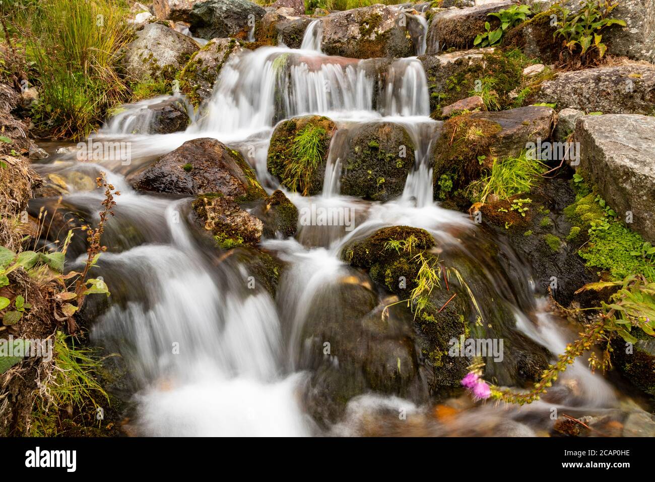 Piccola cascata a Crummock Water, Lake District, Inghilterra Foto Stock