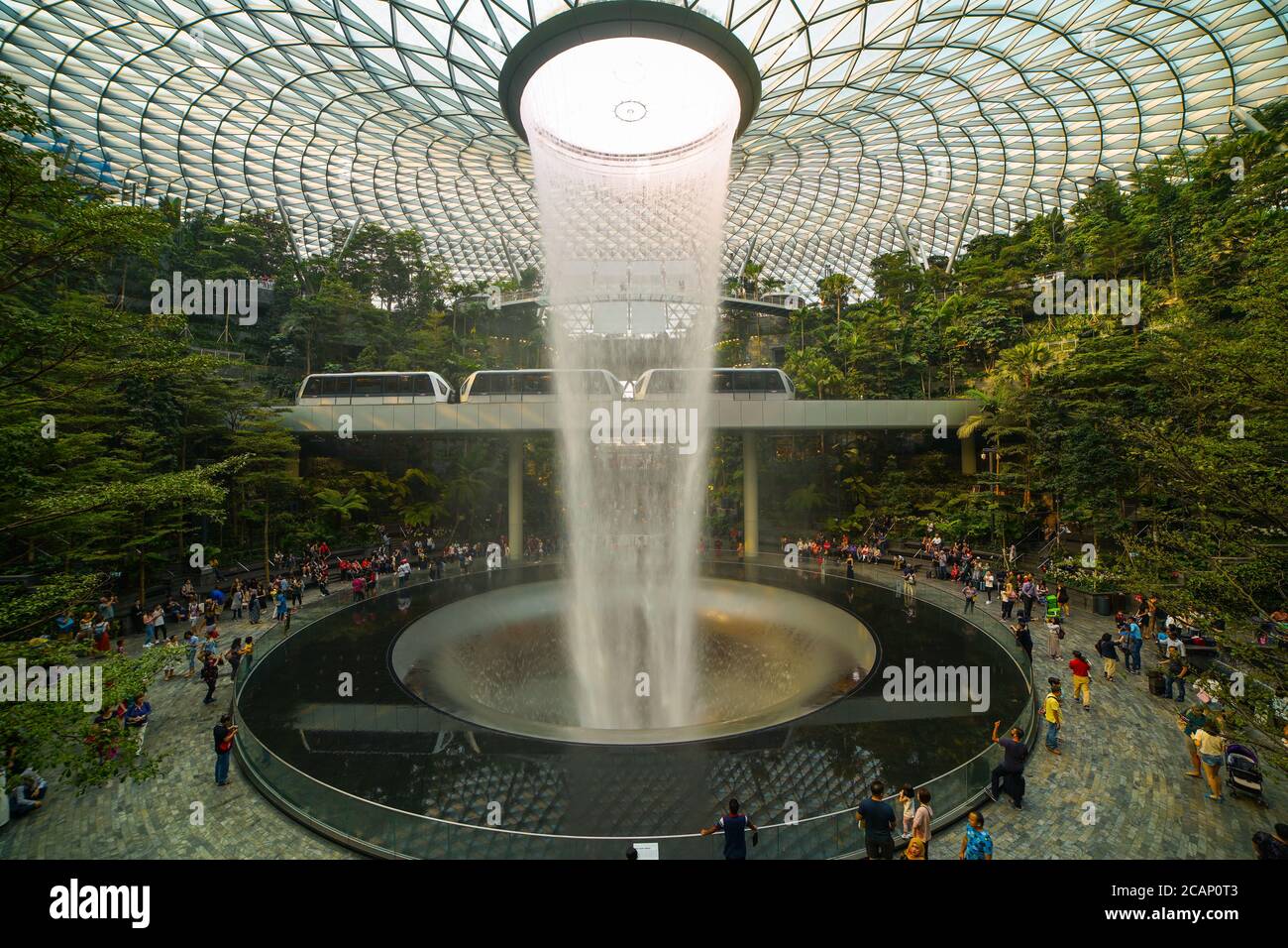 Il Rain Vortex, una cascata interna alta 40 metri situata all'interno dell'Aeroporto Jewel Changi di Singapore. L'aeroporto Jewel Changi aprirà il 17 aprile 20 Foto Stock