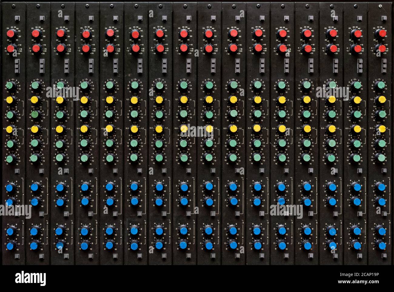 Backgroungs e texture: Console di mixaggio del suono antico, set di manopole, pulsanti e cursori Foto Stock