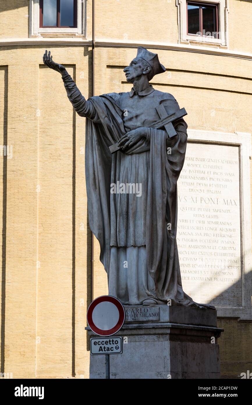 Una statua di San Carlo, Carlo Borromeo, fuori dall'abside della chiesa di Sant Ambrogio e Carlo al corso, Roma, Italia Foto Stock