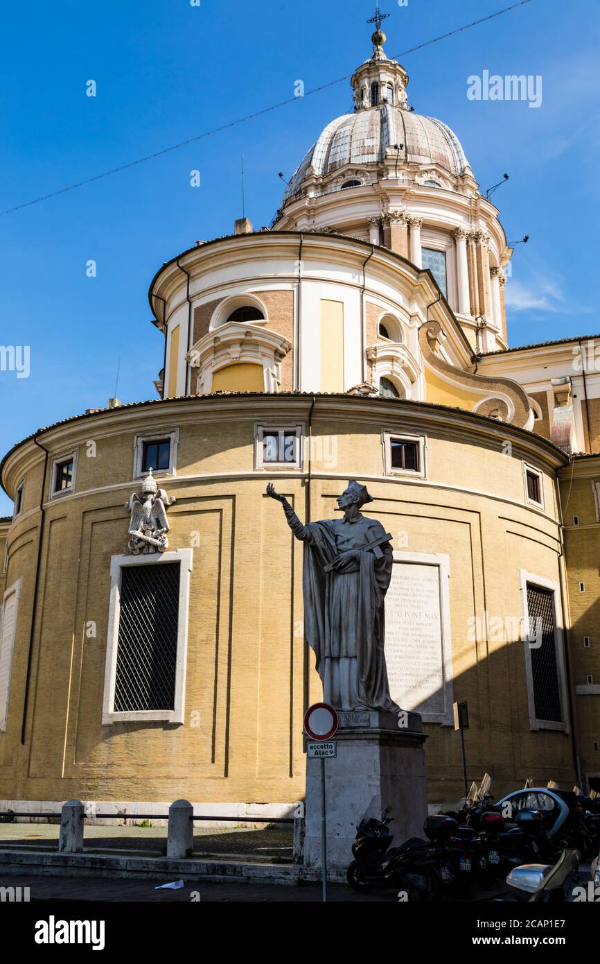 Una statua di San Carlo, Carlo Borromeo, fuori dall'abside della chiesa di Sant Ambrogio e Carlo al corso, Roma, Italia Foto Stock