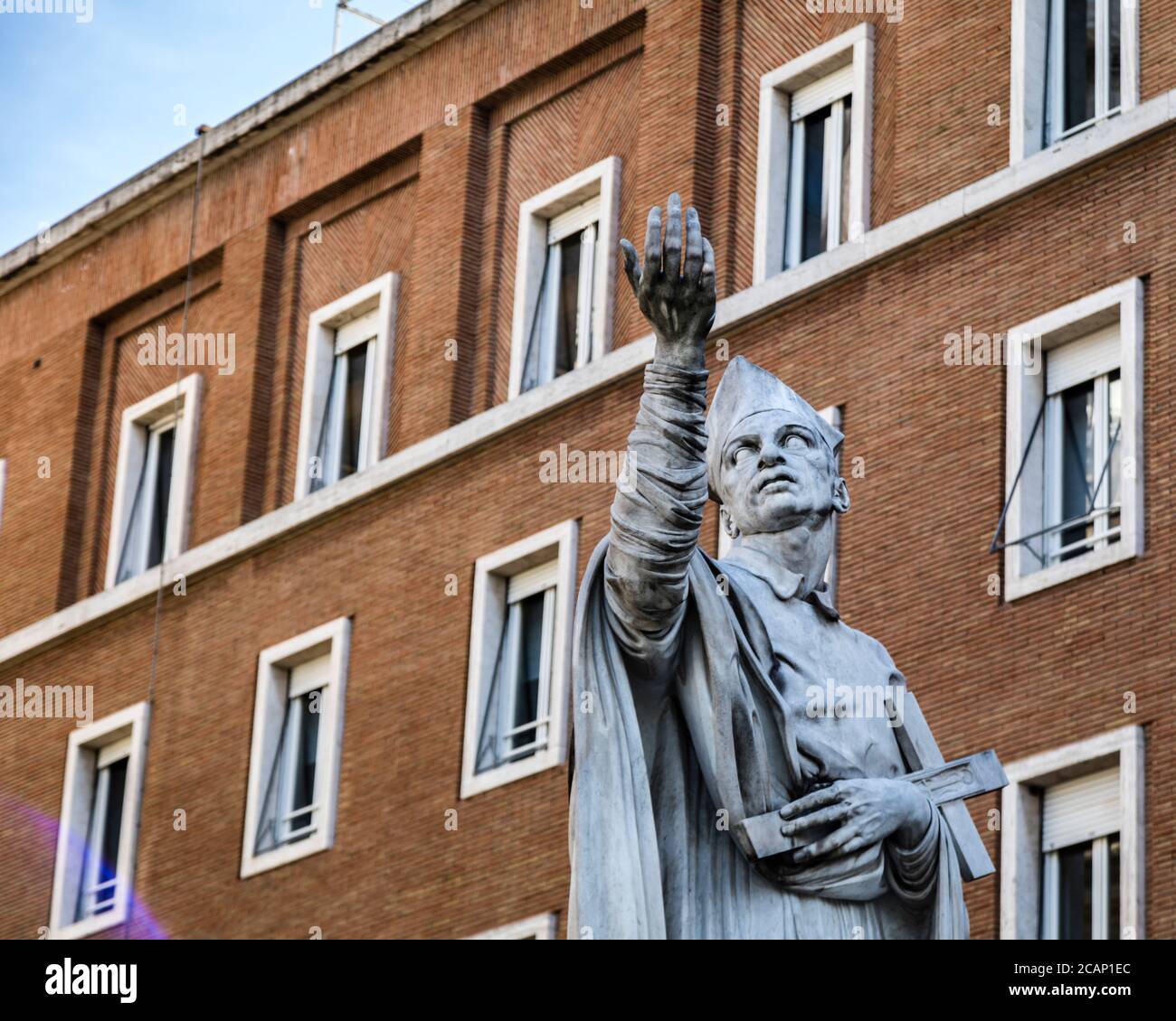 Una statua di San Carlo, Carlo Borromeo, fuori la chiesa di Sant Ambrogio e Carlo al corso, Roma, Italia Foto Stock