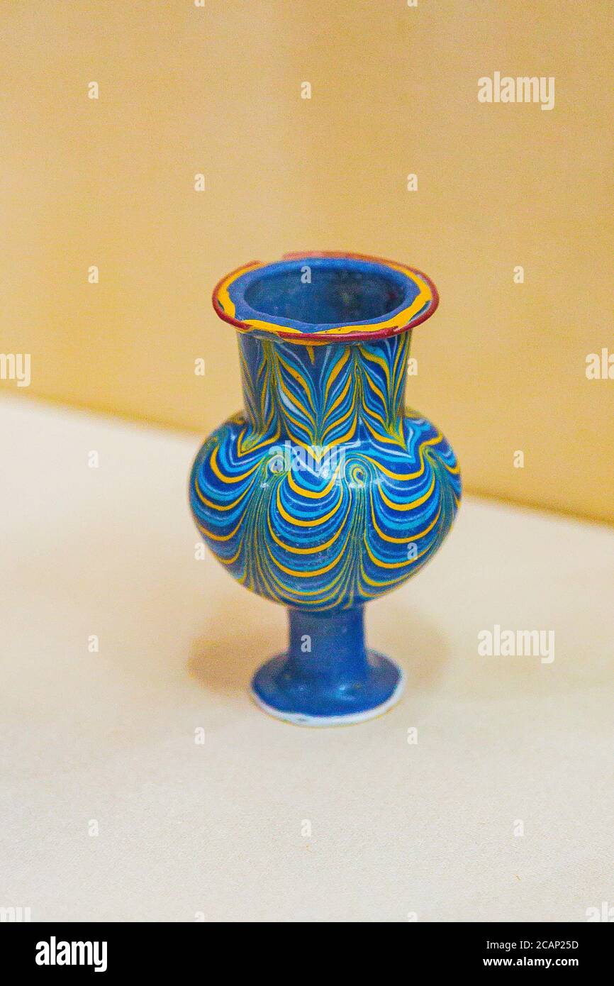 Egitto, Cairo, Museo Egizio, piccolo vaso colorato, 18esima dinastia. Rubato durante il rodaggio del 2011 e successivamente restaurato. Foto Stock