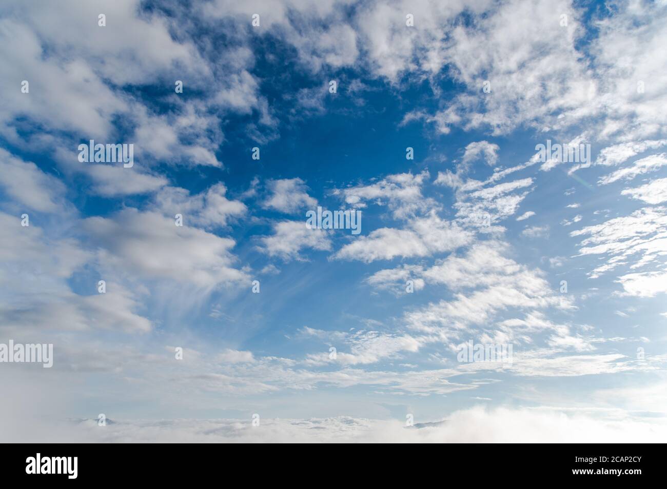 Freedom nuvole bianche nel cielo blu per sfondo naturale Foto Stock