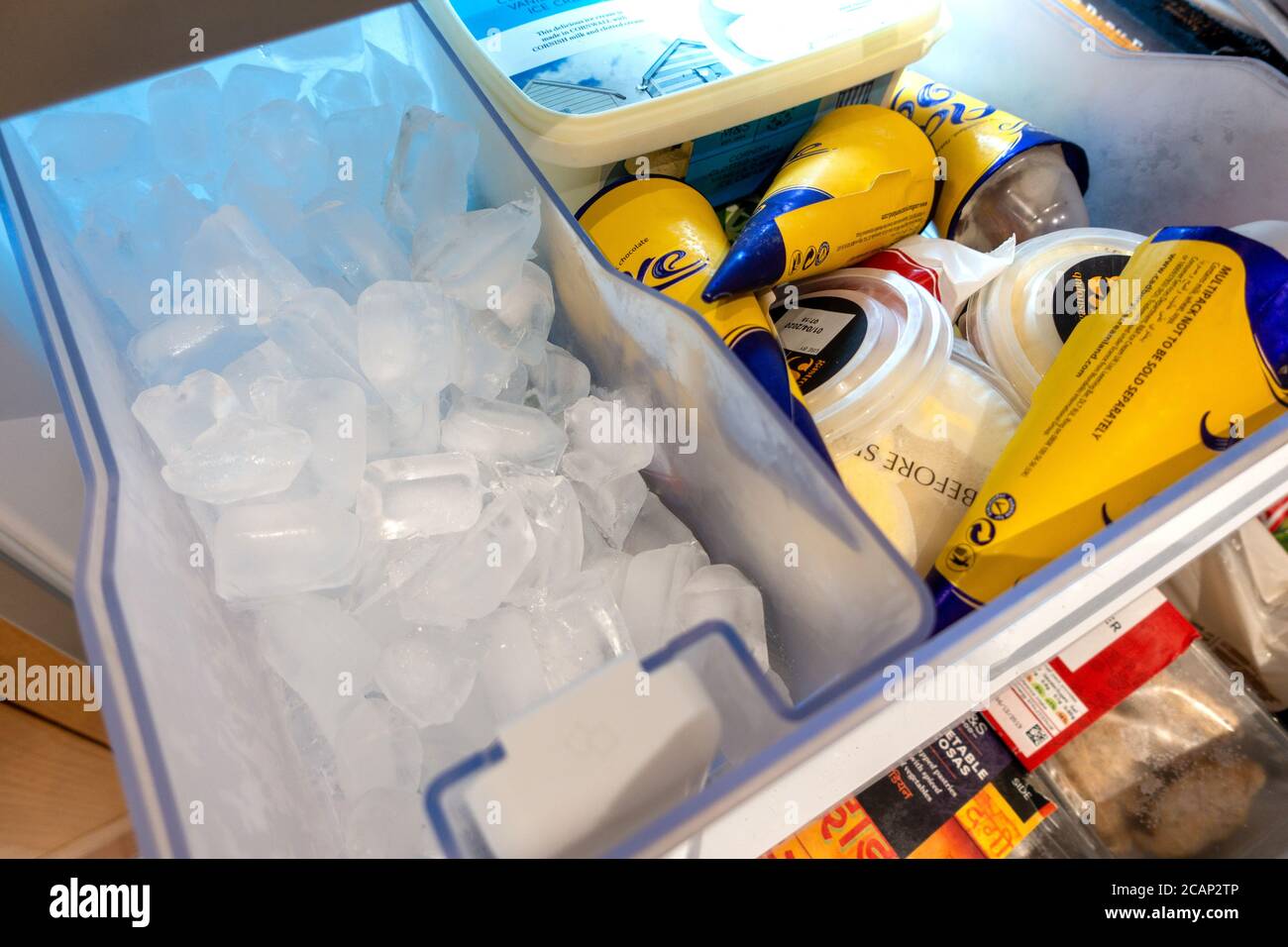 Ghiaccio e gelato in un surgelatore Foto Stock