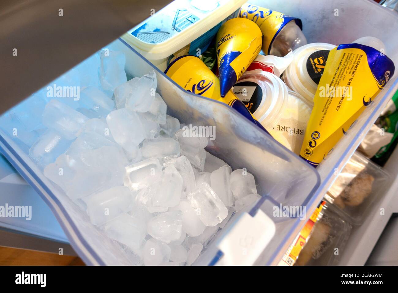 Ghiaccio e gelato in un surgelatore Foto Stock