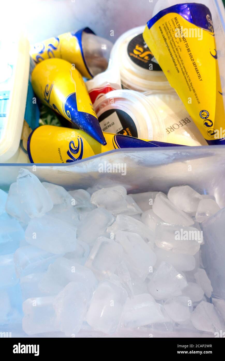 Ghiaccio e gelato in un surgelatore Foto Stock