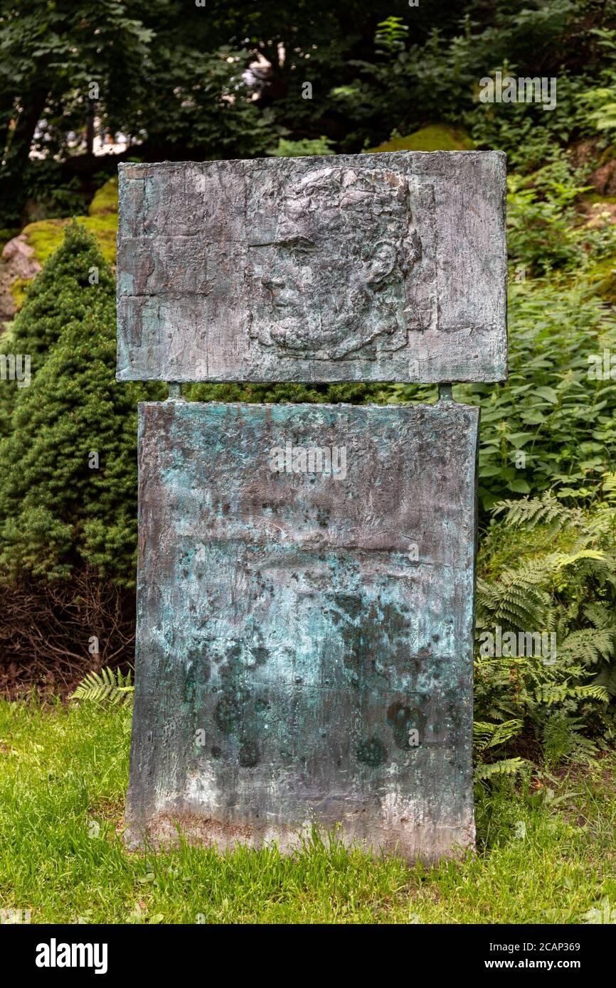 Rilievo in bronzo dell'attore Tauno Palo di Kain Tapper, parte del monumento più grande di Tauno Palon puisto nel distretto di Kallio di Helsinki, Finlandia Foto Stock