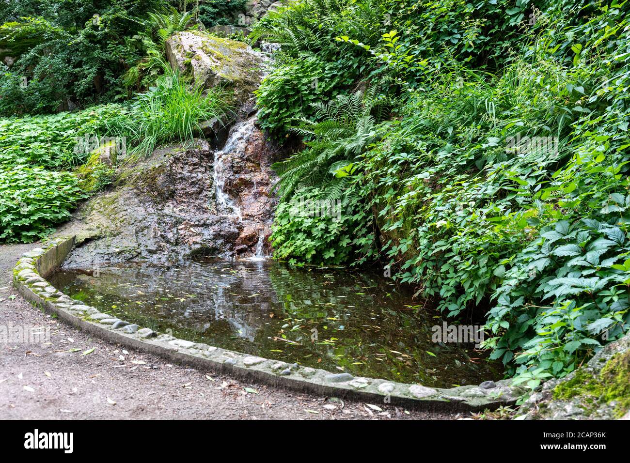 Ruscello artificiale e una piscina, parte di Tauno Palo memoriale di Kain Tapper, a Tauno Palon Puisto nel distretto di Kallio di Helsinki, Finlandia Foto Stock