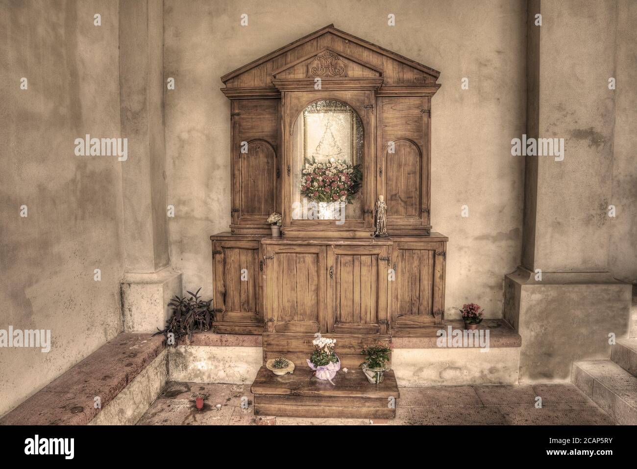 altare in legno in una chiesa italiana. tono vintage. Foto Stock