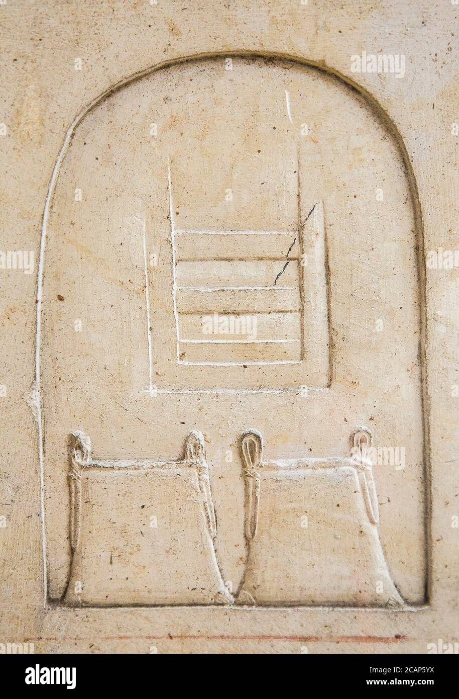 Egitto, Cairo, Museo Egizio, sarcofago della regina Kawit, con alcuni dei migliori rilievi mai scolpiti in Egitto. Kawit era una moglie di Montuhotep 2. Foto Stock