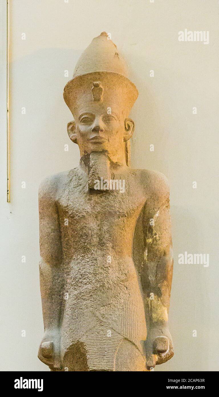 Egitto, Cairo, Museo Egizio, colossale statua di Senusret IV, trovato nel tempio di Karnak. È rappresentato camminando e indossa un panno di loin, Foto Stock