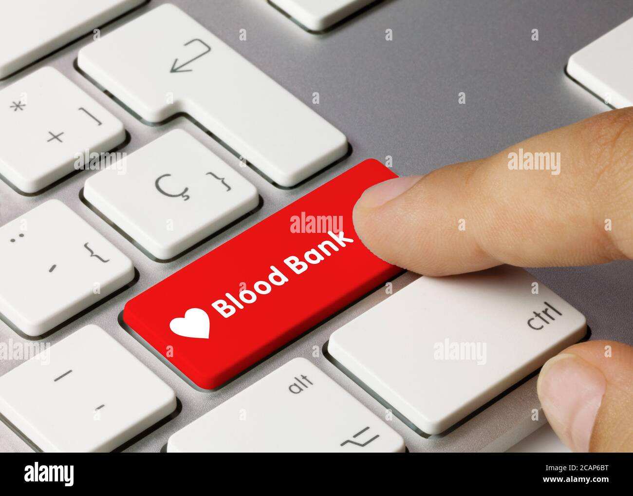 Blood Bank scritto su tasto rosso della tastiera metallica. Premere il tasto con il dito Foto Stock