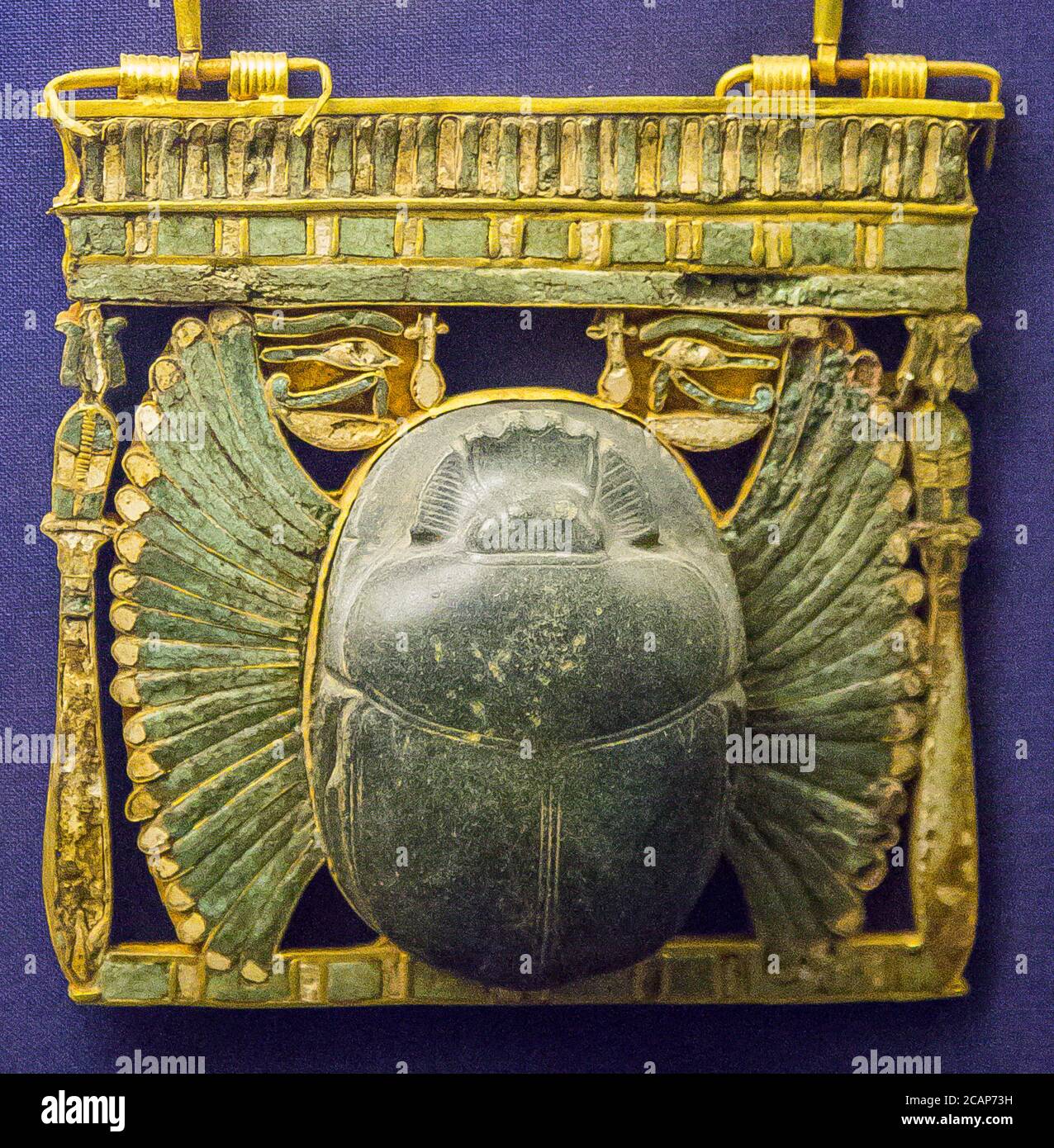Egitto, Cairo, Museo Egizio, gioielli trovati nella necropoli reale di Tanis, sepoltura del re ceconq II: Pettorale sotto forma di pilone tempio. Foto Stock