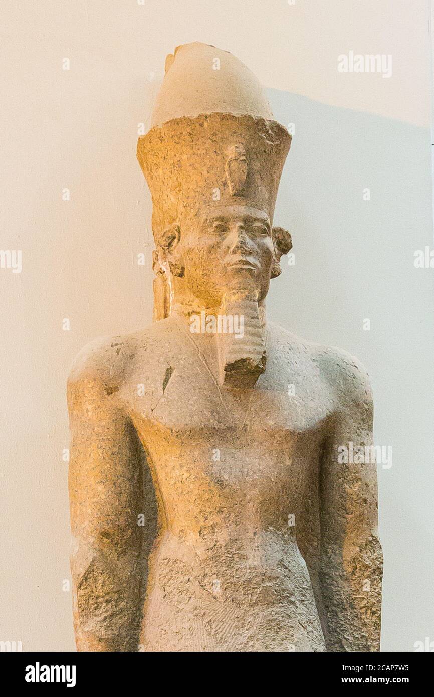 Egitto, Cairo, Museo Egizio, colossale statua di Senusret III, trovato nel tempio di Karnak. È rappresentato camminando e indossa un panno di loin, Foto Stock