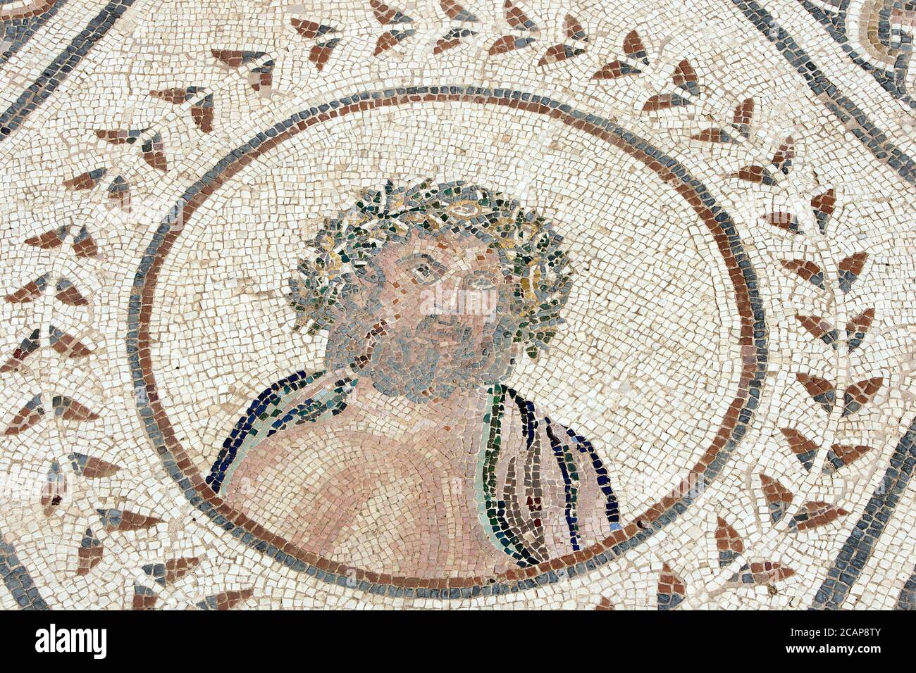 Spagna, Andalusia, provincia di Siviglia, Santiponce. Città romana di Italica. Fondata nel 206 a.C. dal generale romano Scipio. Casa del Planetario. Mosaico che rappresenta le sette stelle del sistema solare conosciuto a quel tempo dai Romani. Ogni pianeta è personificato da un dio, a sua volta, simboleggia un giorno della settimana. Dettaglio di Giove (Giovedi). Foto Stock