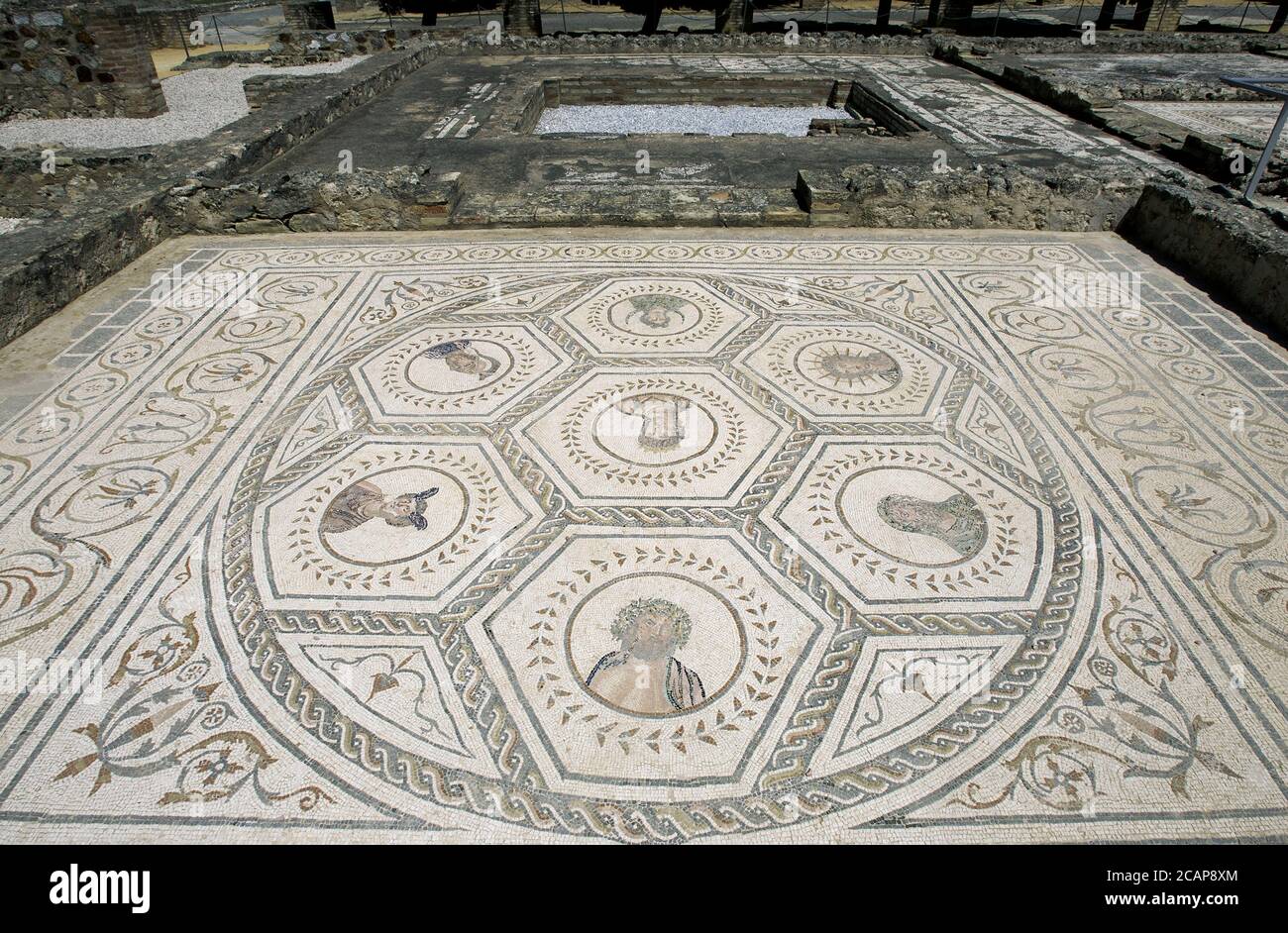 Spagna, Andalusia, provincia di Siviglia, Santiponce. Città romana di Italica. Fondata nel 206 a.C. dal generale romano Scipio. Casa del Planetario. Mosaico che rappresenta le sette stelle del sistema solare conosciuto a quel tempo dai Romani. Ogni pianeta è personificato da un dio, a sua volta, simboleggia un giorno della settimana. Foto Stock