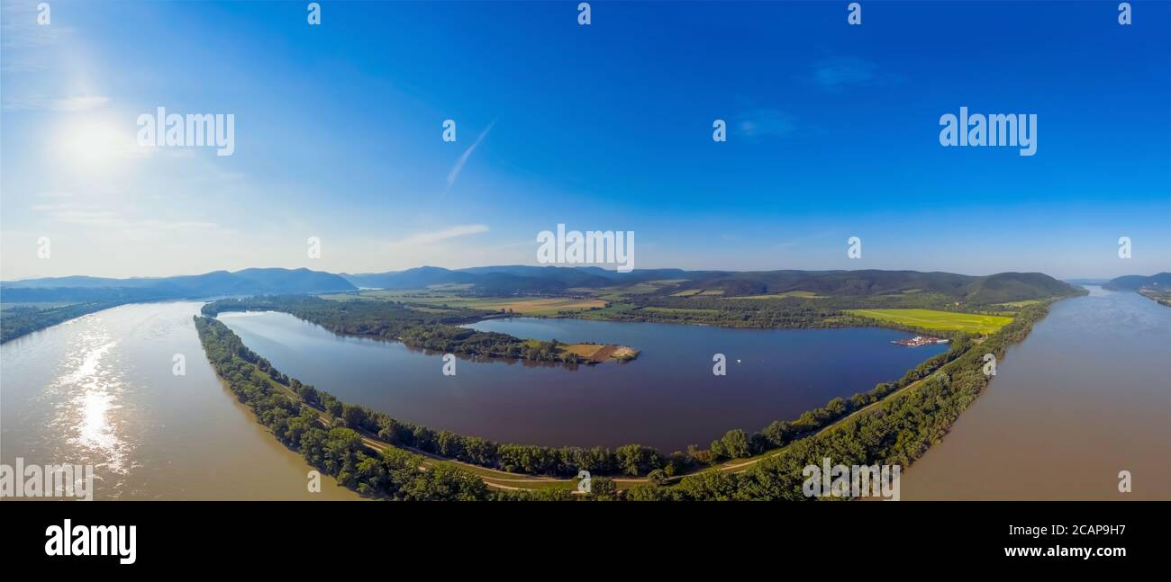 Incredibile fotografia aerea panoramica sulla baia di Pilismarot in Danubio in Ungheria. Questo posto è un paradiso di divertimento. I pesci di dimensione di record possono essere catturati qui. Foto Stock