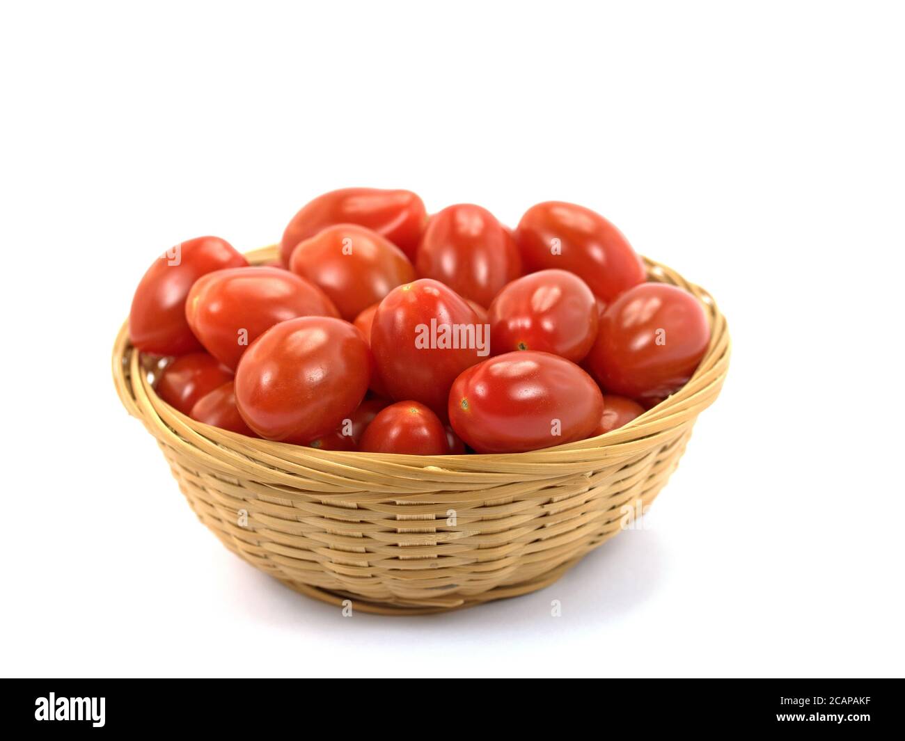 Mini pomodori roma in cestino su sfondo bianco Foto Stock