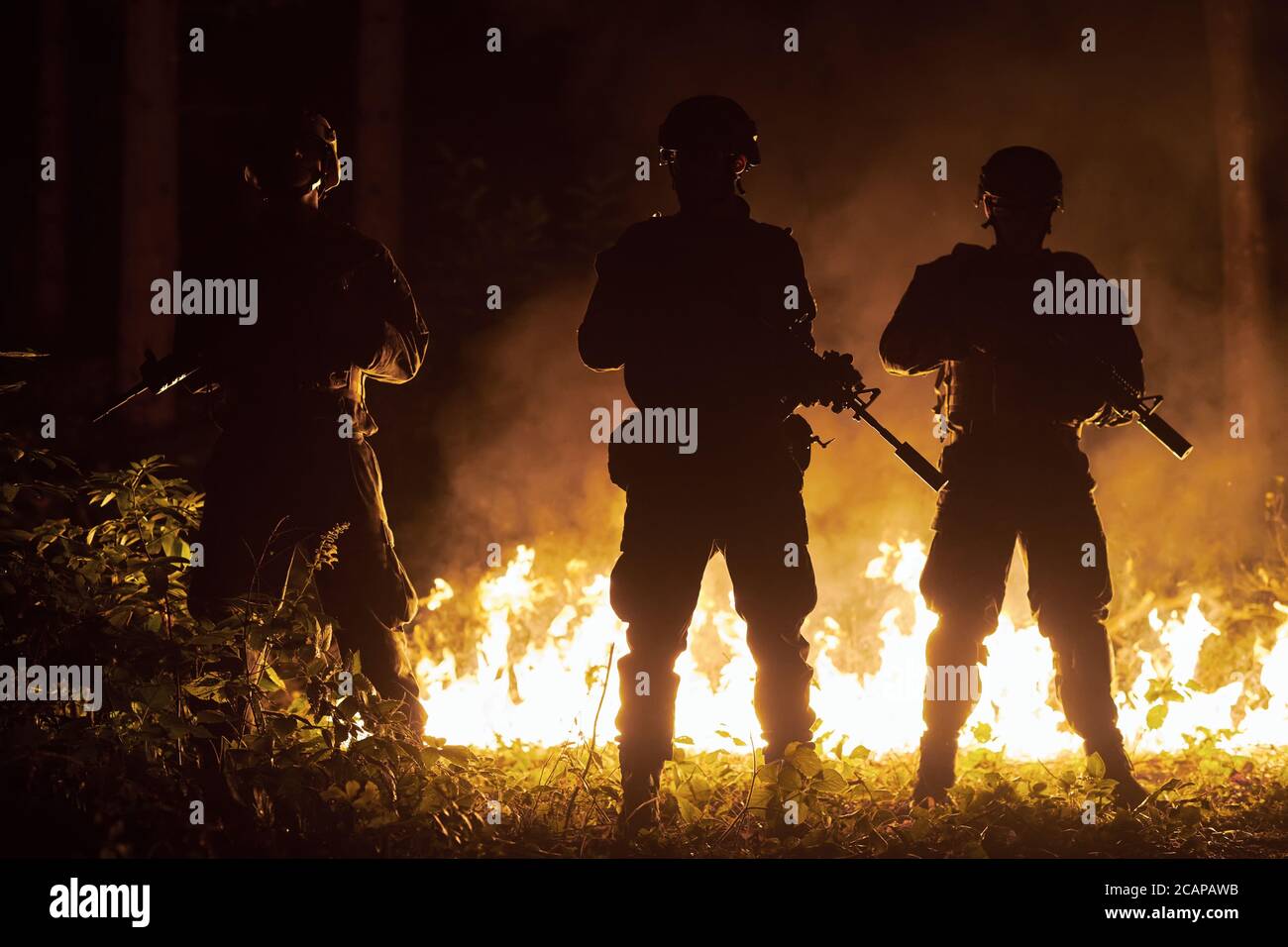 speciale marines forze militari squadra soldati gruppo ritratto dopo la missione completa fuoco in background Foto Stock