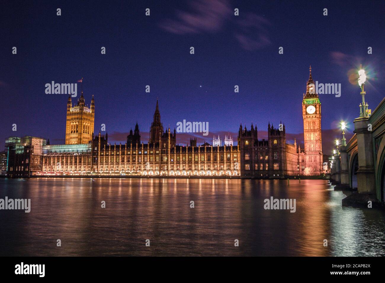 Famoso punto di riferimento, la torre dell'orologio Big ben di notte, presa dal lato sud del Tamigi nel centro di Londra. Foto Stock