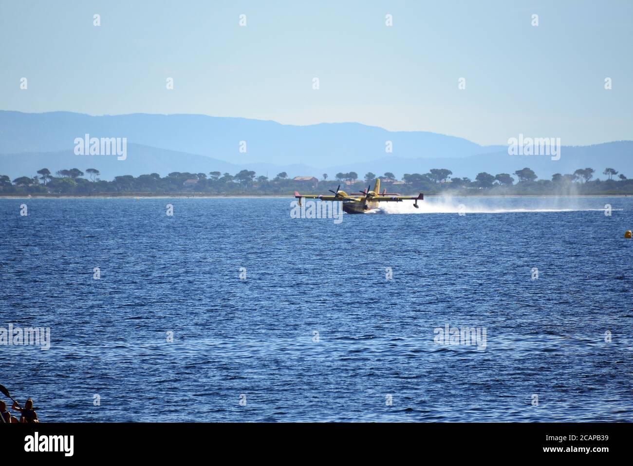 Penisola di Giens che scopano in mare dalle acque di Canadair bombardiere Foto Stock