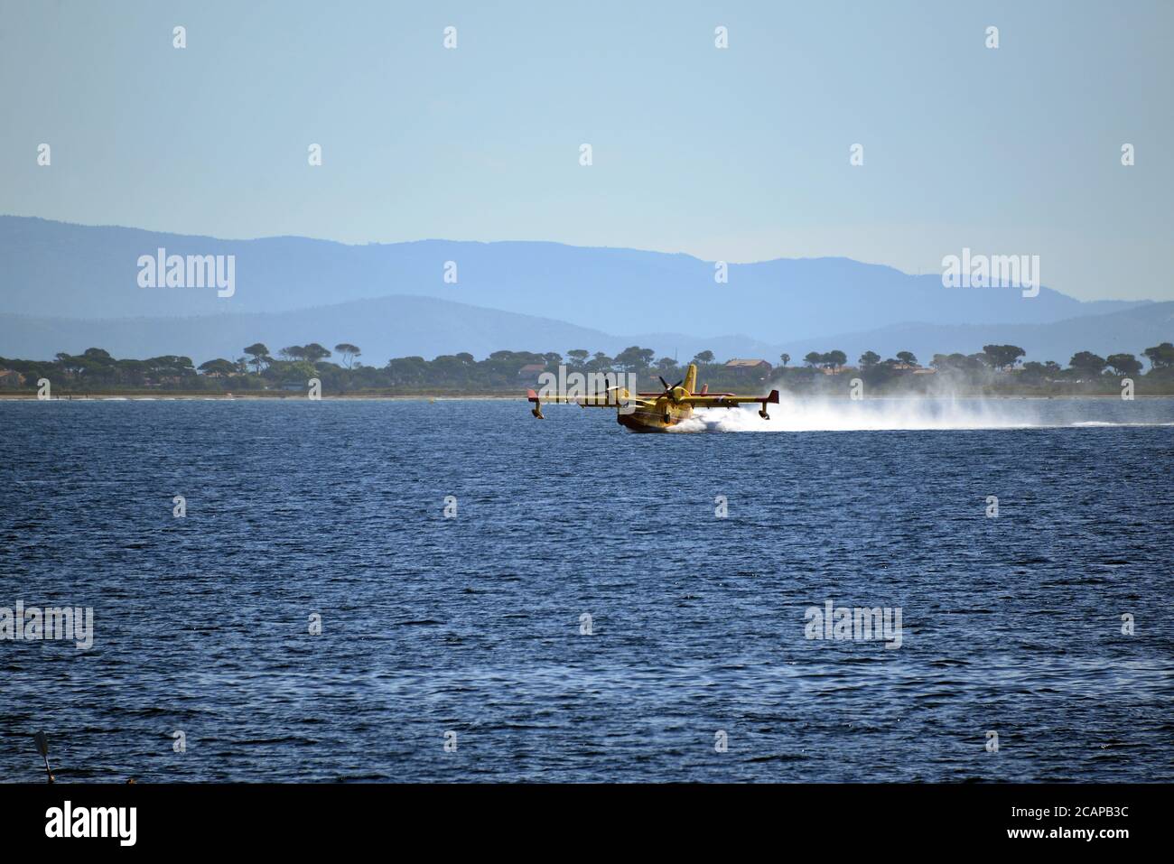 Penisola di Giens che scopano in mare dalle acque di Canadair bombardiere Foto Stock