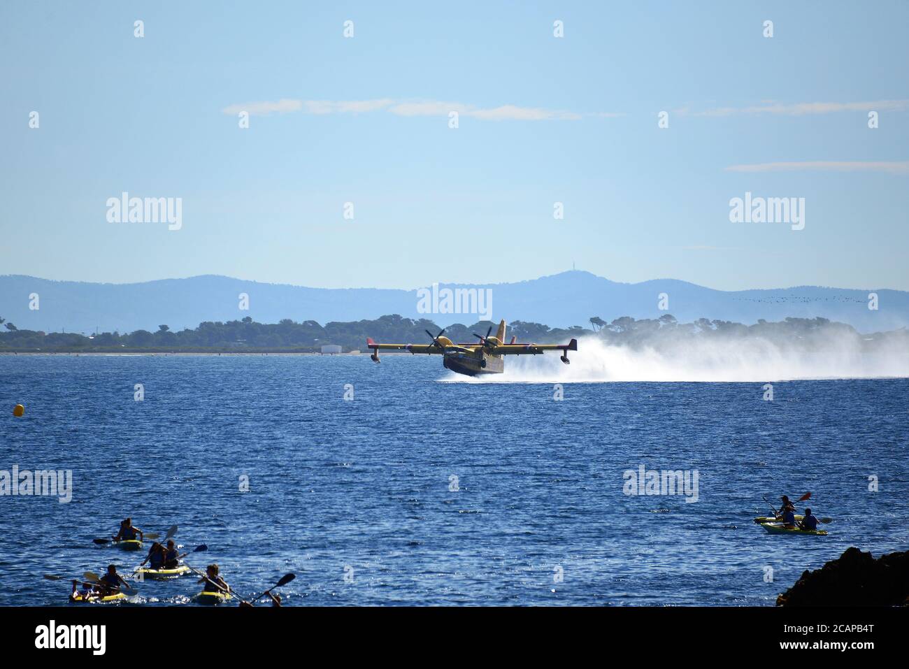 Penisola di Giens che scopano in mare dalle acque di Canadair bombardiere Foto Stock