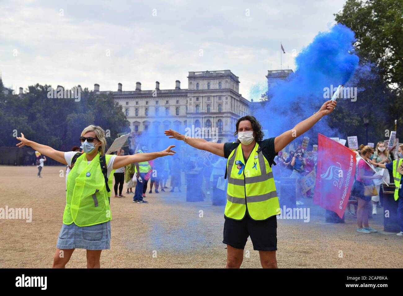 Lavoratori NHS a St James's Park, Londra, durante la loro manifestazione come parte di una protesta nazionale per la retribuzione. Foto Stock