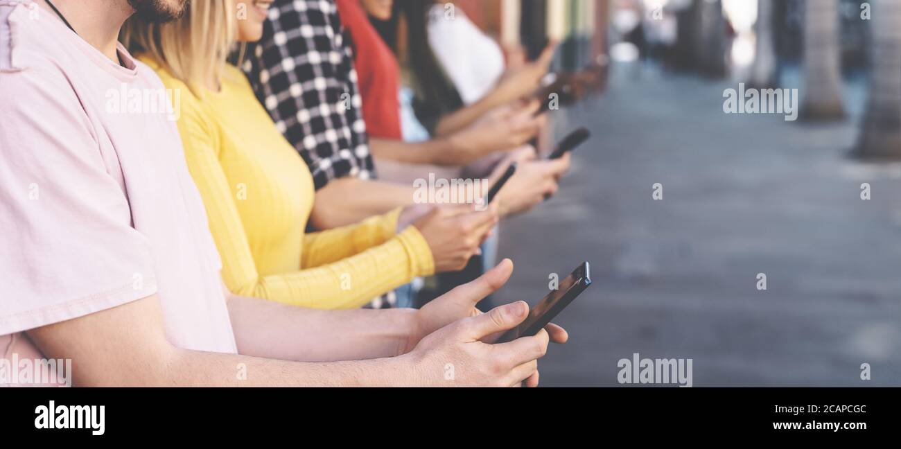 Raggruppa gli amici utilizzando gli smartphone per esterni - giovani millenari addicted alle nuove applicazioni di tendenza della tecnologia Foto Stock