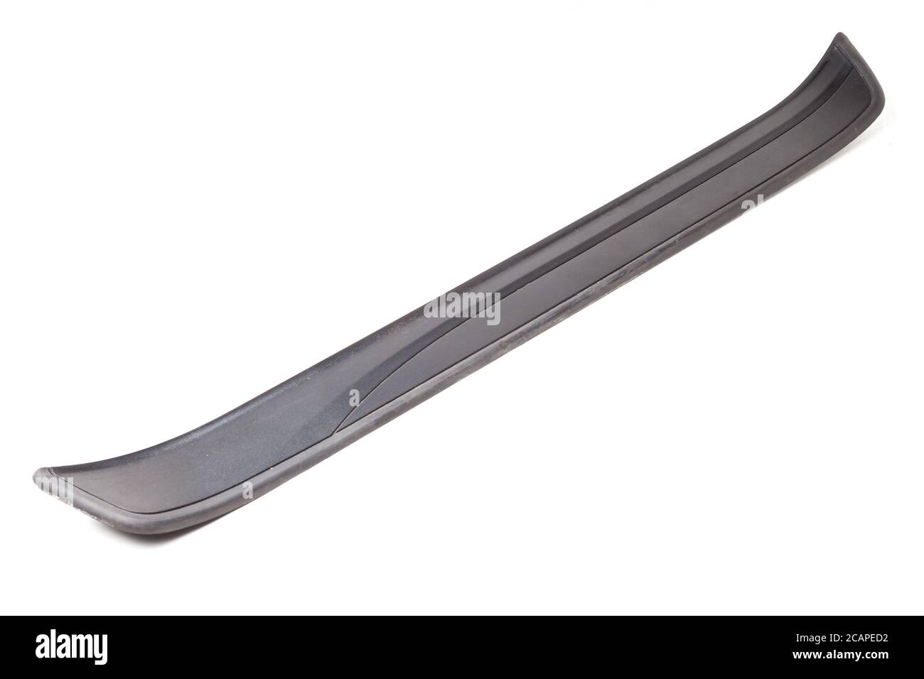 Una porta decorativa in plastica nera sbatte in un'automobile per la vendita o la riparazione in un'officina su uno sfondo bianco isolato in uno studio fotografico. Foto Stock