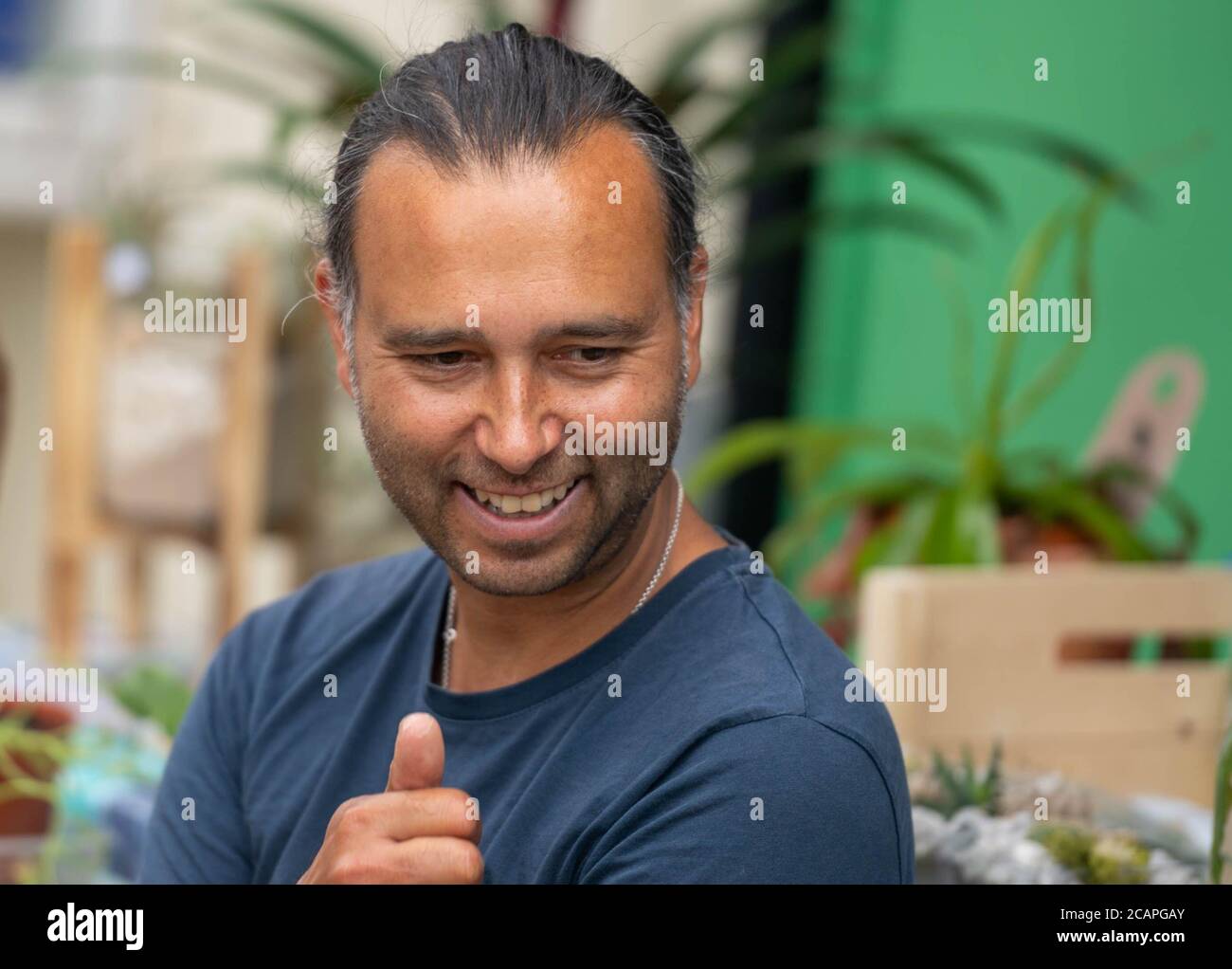 Brentwood Essex 8 agosto 2020 Michael Holland, autore di 'i ate Sunshine for Breakfast' (in uscita nel mese di aprile 2020), educatore, fotografo, giardiniere della fauna selvatica ed ex responsabile dell'educazione al Chelsea Physical Garden svolge un evento per bambini per pubblicizzare il suo nuovo libro al Pollo e Frog Bookshop Brentwood Essex Credit: Ian Davidson/Alamy Live News Foto Stock